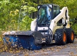 Аренда минипогрузчика с щеткой в Москве
